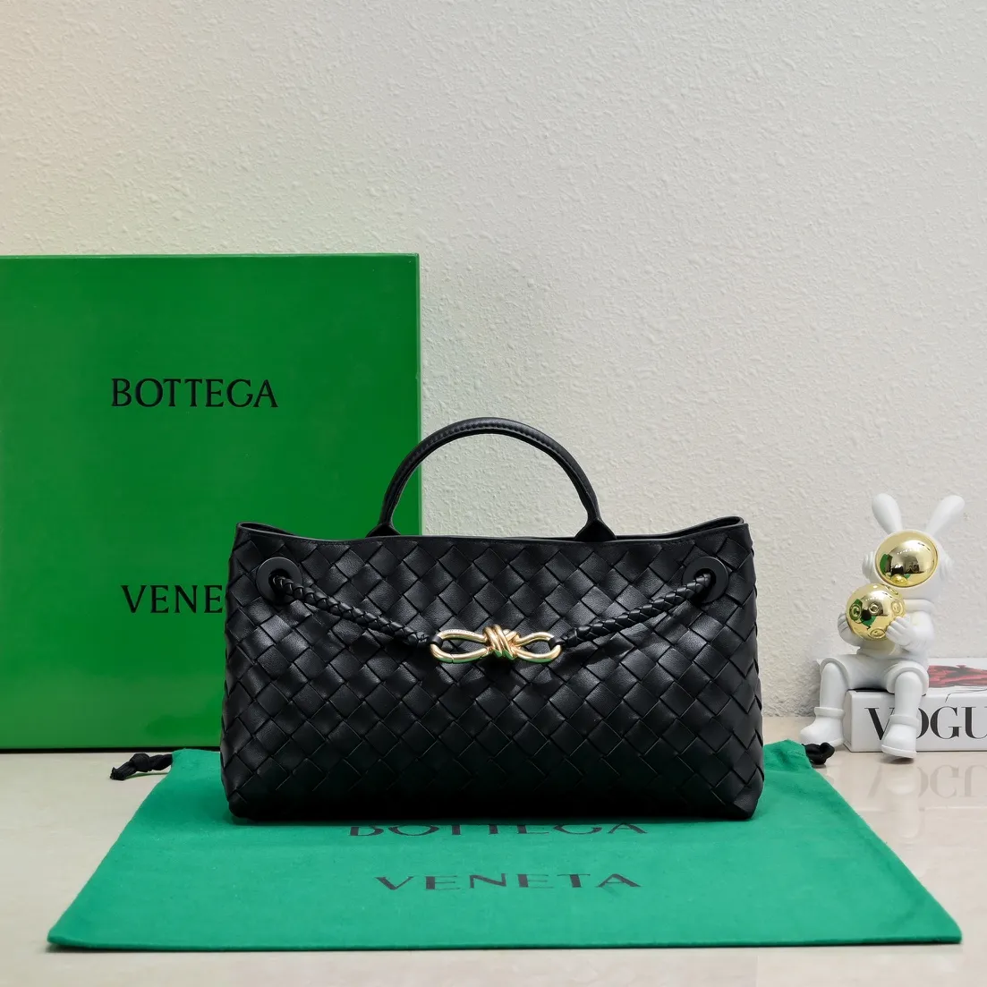 Batch 1960 #Bottega Veneta new horizontal Andiamo handbag, many stars have the same style 🎈 Classic full-body leather weaving with golden rope buckle, stable and chic enough [proud] The whole body is made of Nappa sheep leather, comfortable, soft and dynamic. The sliding metal rope buckle can adjust the shoulder strap, single shoulder / handbag / crossbody, multiple carrying methods, large bag capacity, suitable for commuting / daily / travel This bag is divided into small/medium/large sizes. There is always one that suits you, so take me with you🎀🎀 Size: 29x18x10 Model: 6463#